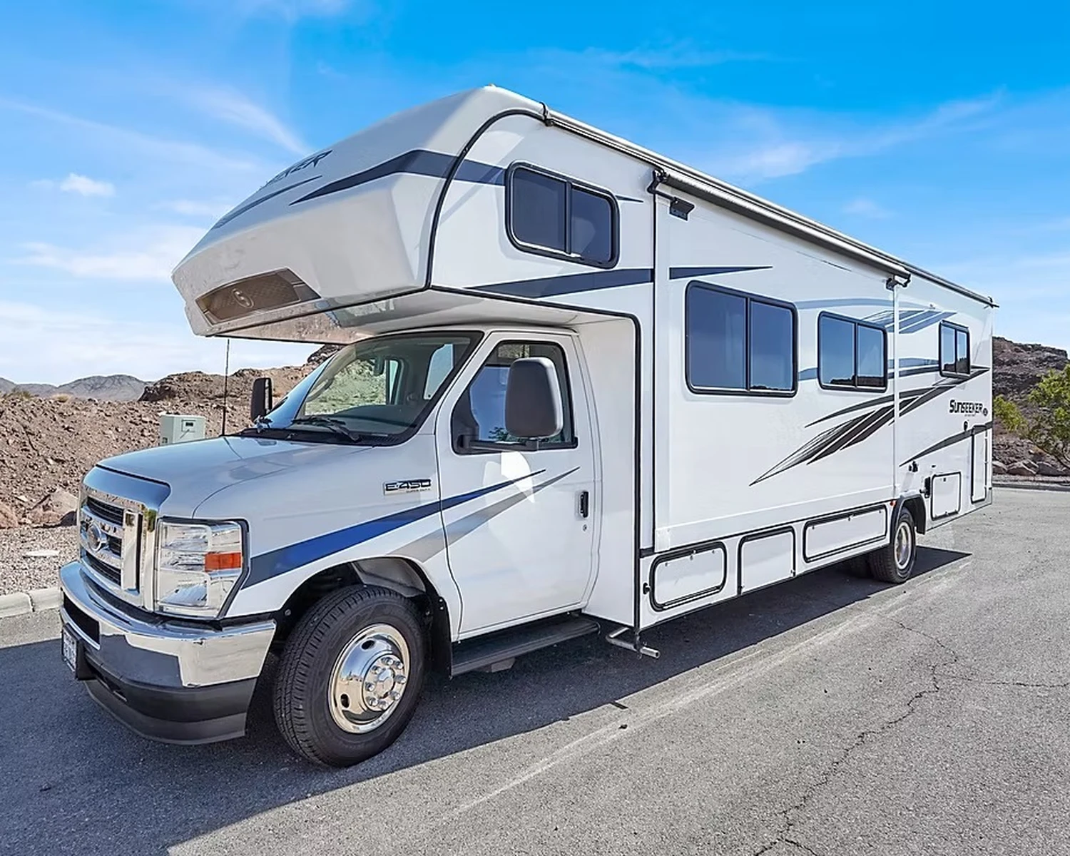 Um motorhome Forest River Sunseeker Classe C estacionado no deserto perto de Las Vegas, sob um céu azul