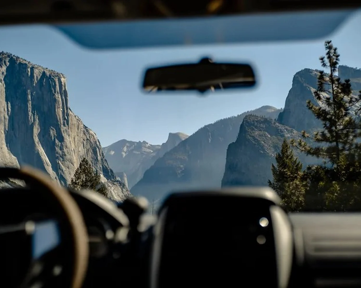As paredes de granito do Vale de Yosemite vistas pelo para-brisa de um motorhome Avanti