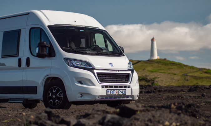 冰岛灯塔旁的Camper Rental Iceland Peugeot房车