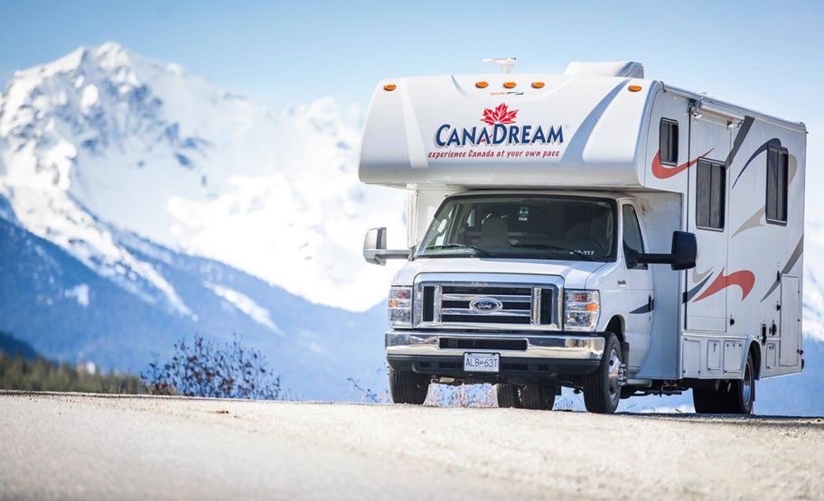 En husbil av typen CanaDream Class C på en bergsväg i de kanadensiska Klippiga bergen