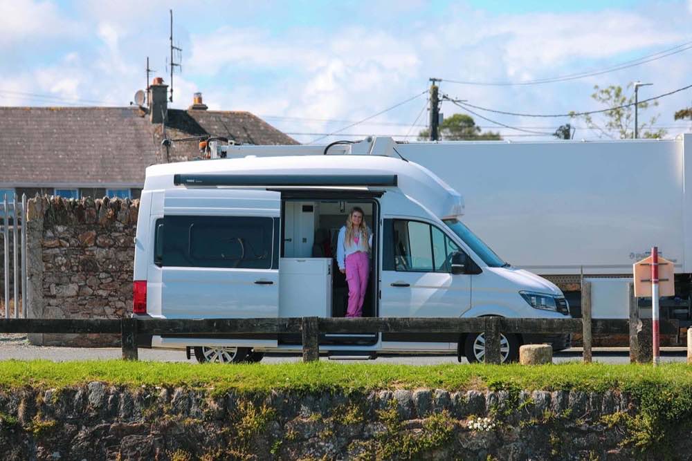 Cookies Campers: En VW Grand California-husbil parkerad vid en stenmur i Irland