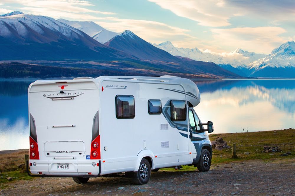 Upptäck en husbil från NZ Auto-Trail vid en sjö med snöklädda berg i Nya Zeeland
