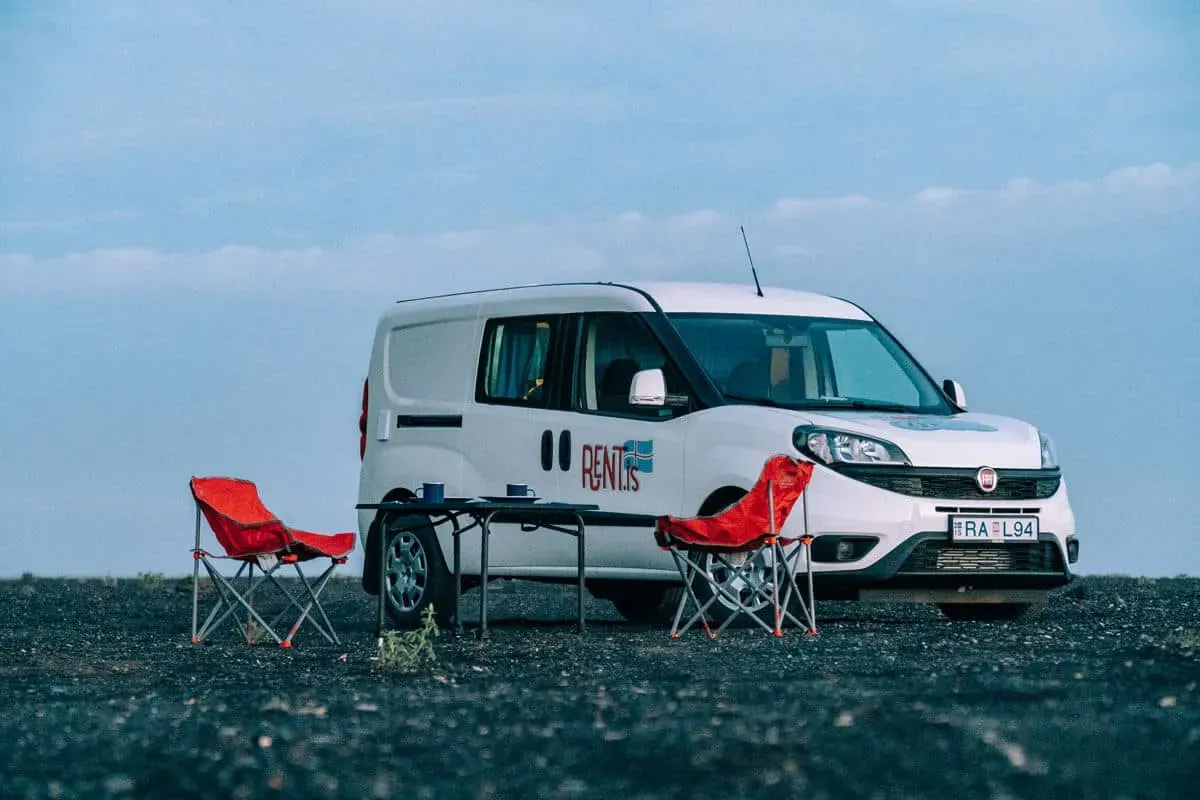 İzlanda'da kırmızı kamp sandalyeleri bulunan bir karavan