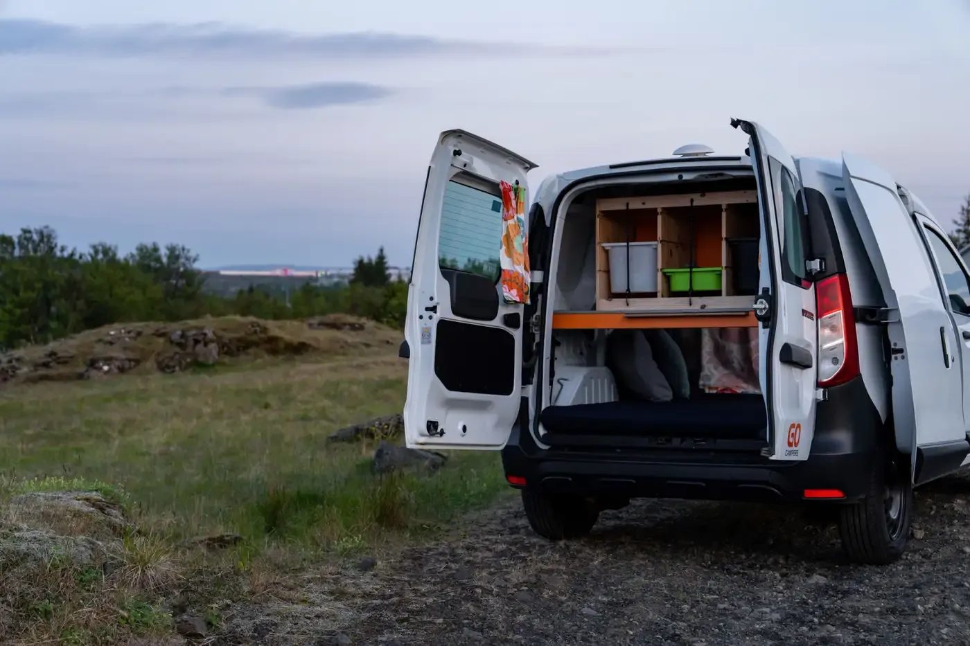 İzlanda’daki bir kamp alanında bir karavan