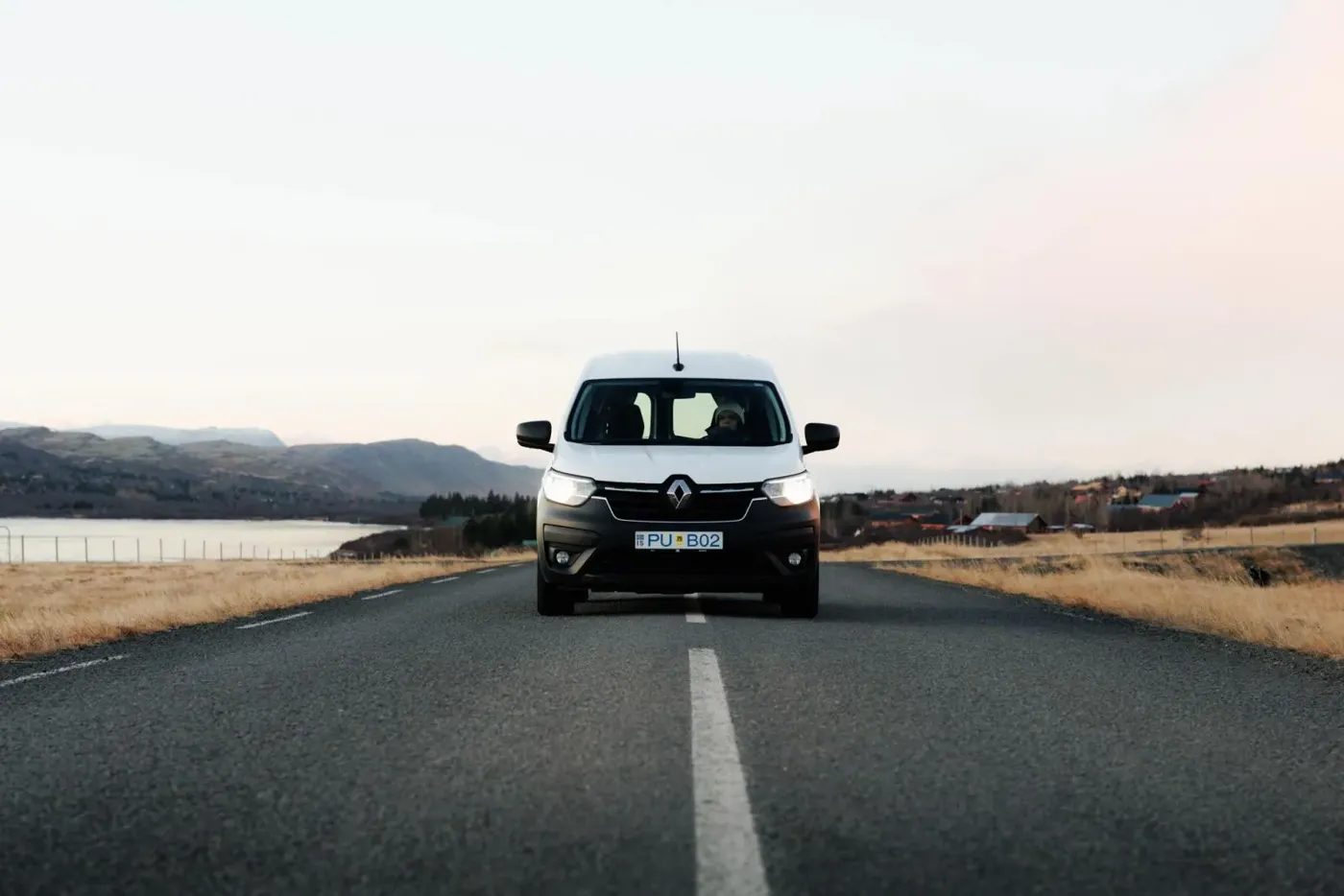 İzlanda’da sakin bir yolda seyreden bir karavan