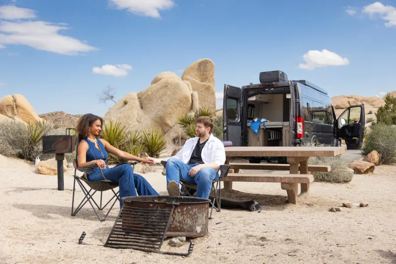 Um motorhome Classe C estacionado entre as rochas em Joshua Tree, durante um road trip de motorhome para Las Vegas