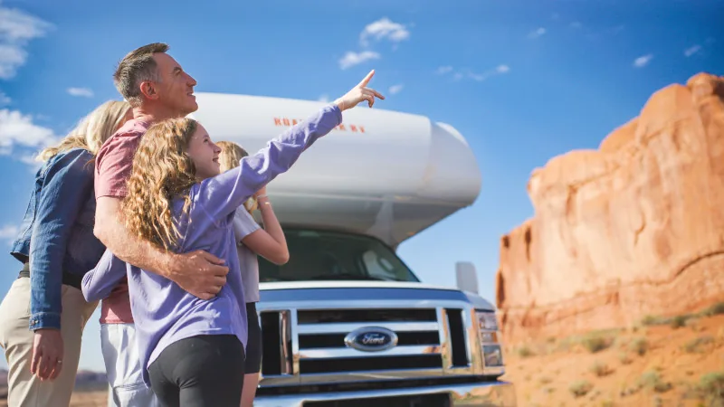 Um motorhome Road Bear Classe C em uma road trip familiar de motorhome pelo deserto de rochas vermelhas perto de Las Vegas