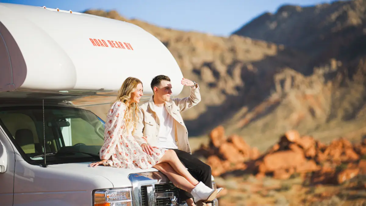Um motorhome Road Bear Classe C estacionado entre as formações rochosas vermelhas e quentes do Parque Estadual Valley of Fire, próximo a Las Vegas
