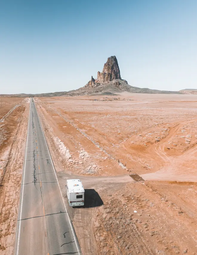 Uma road trip em família de motorhome pelo deserto de rochas vermelhas perto de Los Angeles