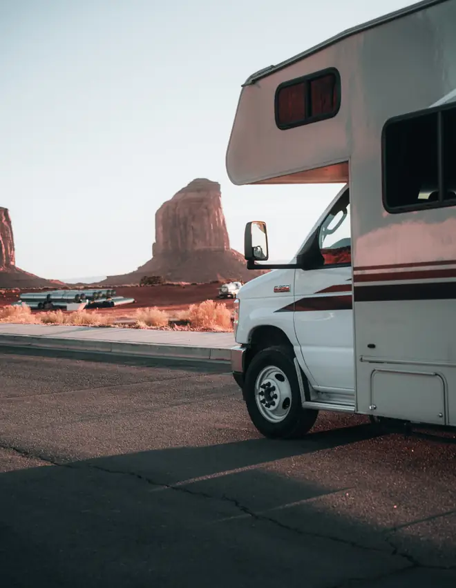 Um motorhome Classe C passando pela região das rochas vermelhas perto de Los Angeles