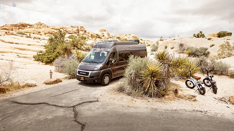 Um motorhome Road Bear Classe C em uma road trip em família de motorhome pelo deserto de rochas vermelhas próximo a Los Angeles