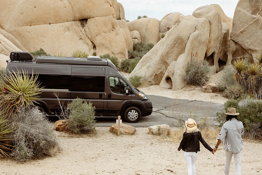 Motorhome da classe C estacionado à beira de um lago na Califórnia, perto de Los Angeles