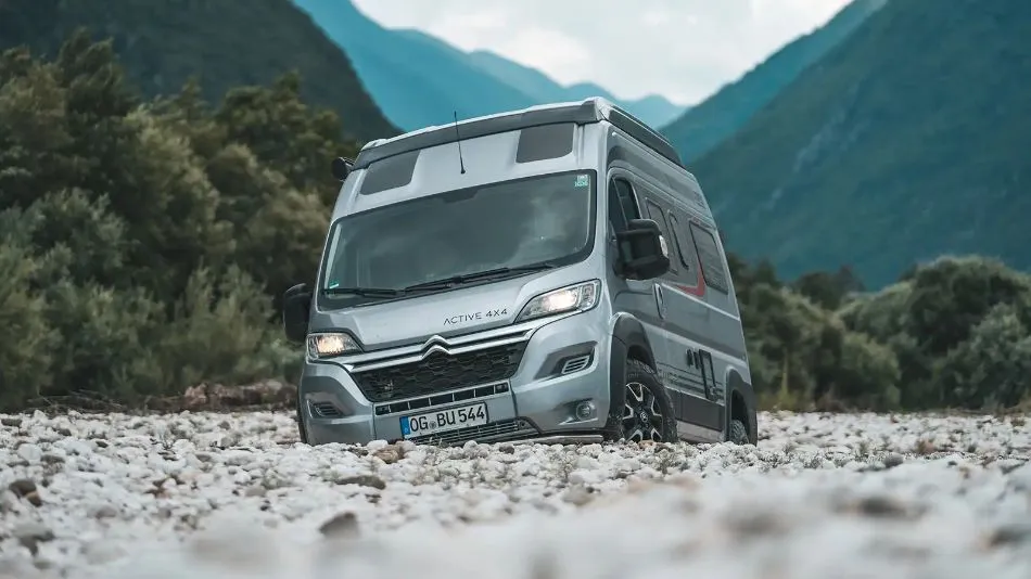 Luna Trips Girit filosuna ait Bürstner Campeo 4x4 macera karavanı
