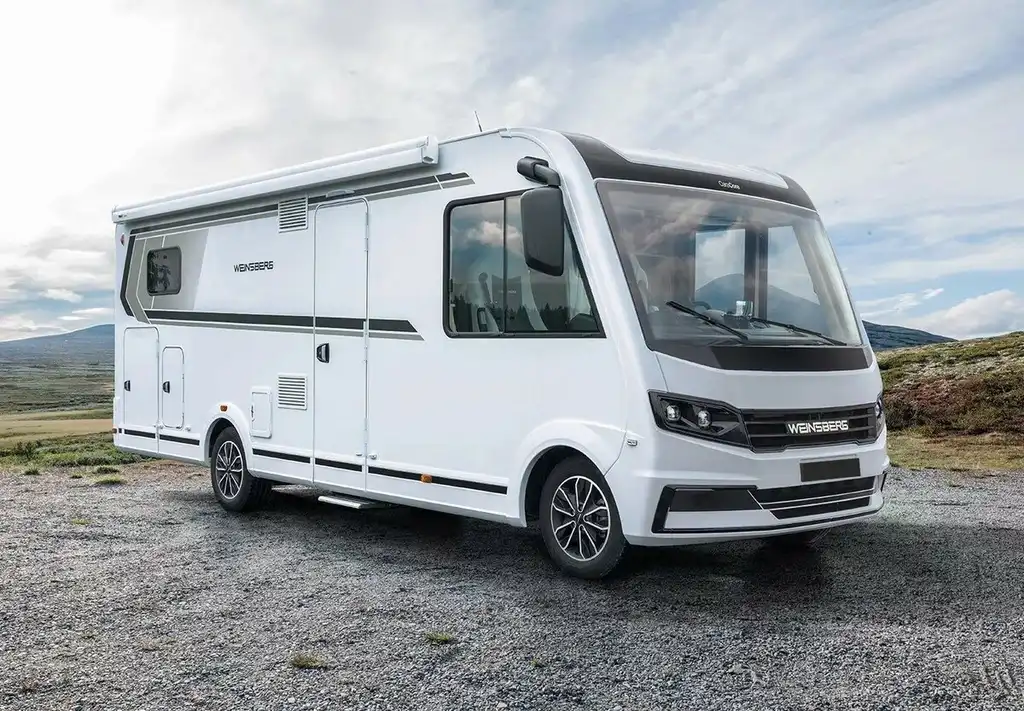 Weinsberg CaraCore 700 MEG serisi karavan, geniş bir dağ manzarasının ortasında park etmiş durumda