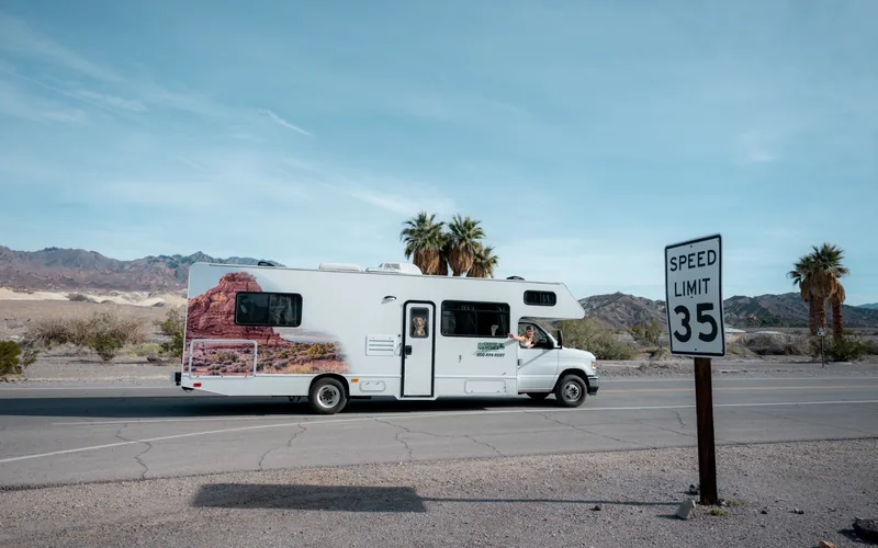 位于死亡谷国家公园炉溪（Furnace Creek）的C级房车