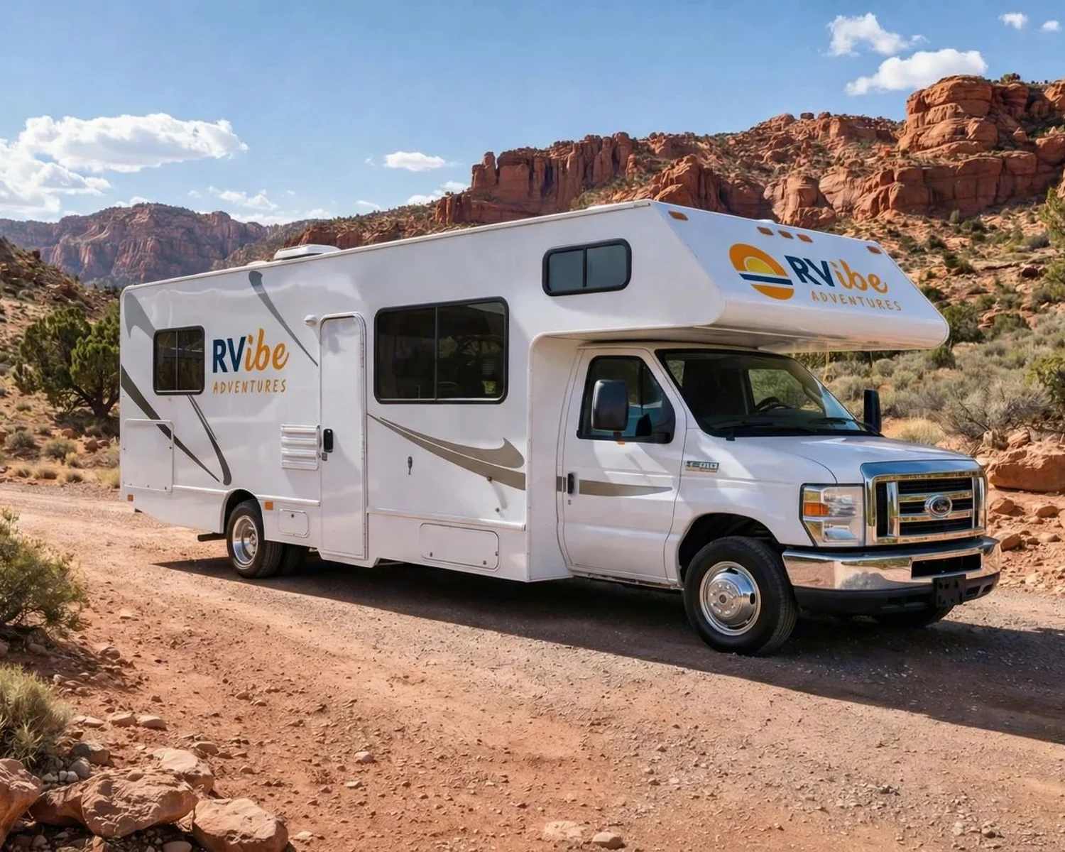 Um motorhome RVibe Classe C estacionado em uma trilha no deserto, ao pé das paredes rochosas vermelhas do cânion, perto de Las Vegas